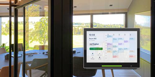 Digital door sign TD-1070 TimeFleX TD-1070 digital door sign at a meeting room
